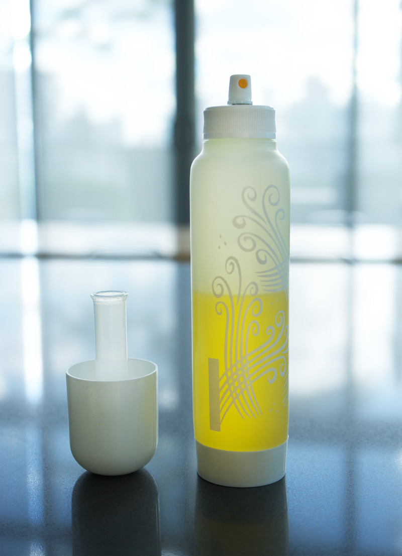 Refillable cooking mist spray bottle with olive oil